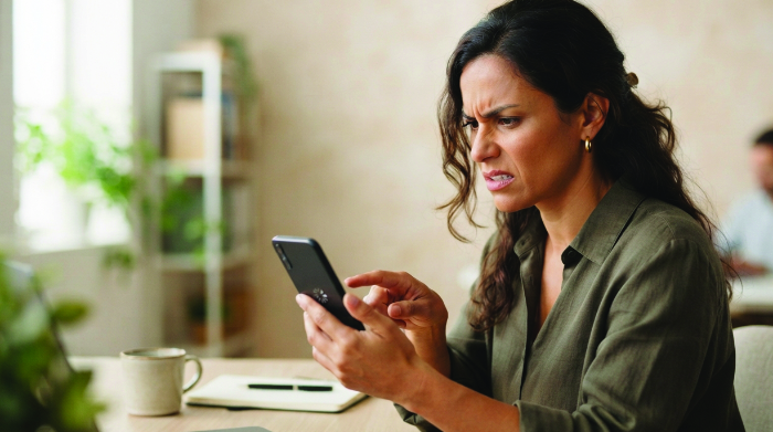 Site lento carregando no celular — pessoa aguardando com expressão de impaciência, mostrando o impacto nas vendas